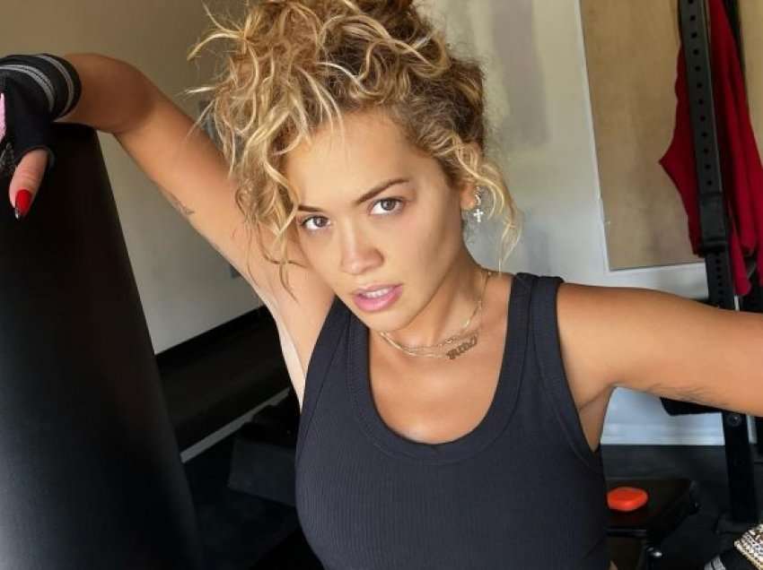 Rita Ora shfaq linjat e tonifikuara gjatë ushtrimeve fizike në palestër