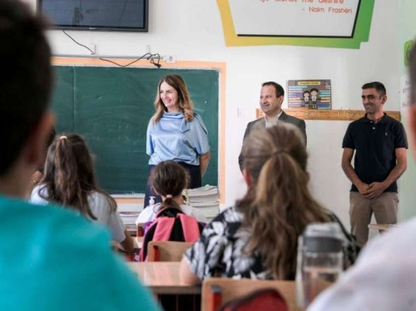 ​Zyrtarë të MAShTI-t vazhdojnë takimet me mësimdhënës e prindër