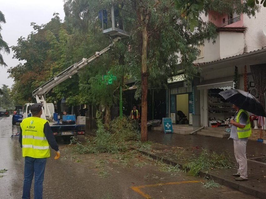 Kaos në Elbasan, rrugë të përmbytura, tjegulla të rrëzuara dhe pemë të thyera