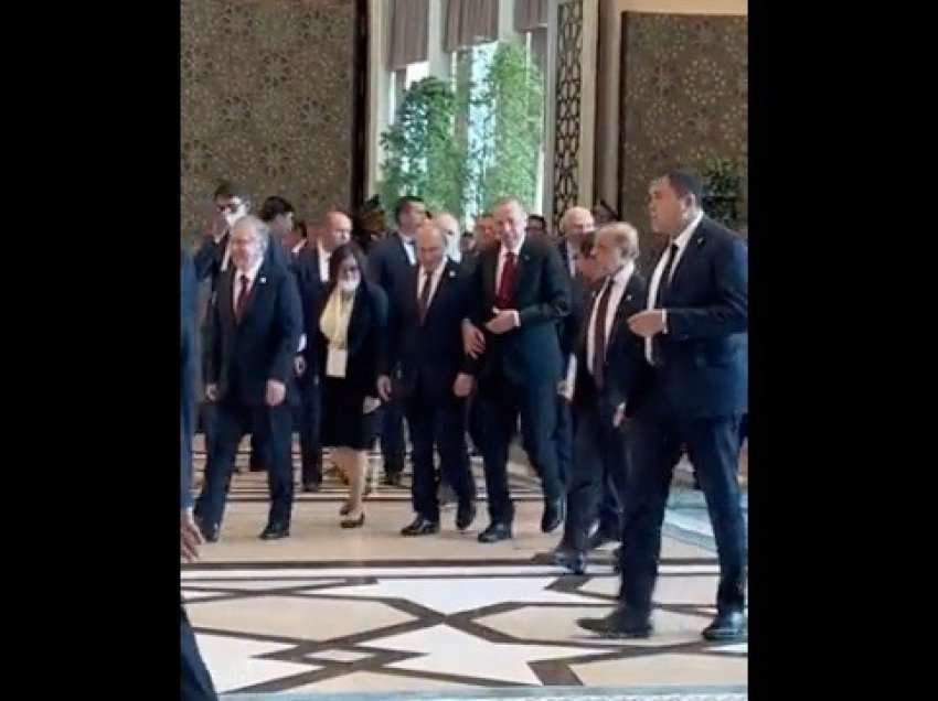 Fotoja që po bën xhiron e botës/ Erdogan mbështetet tek Putin në Samitin e Shangait, shikoni pamjet