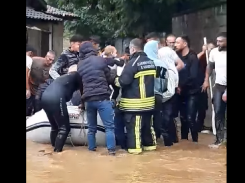 Një foshnje që evakuohet nga zjarrfikësit, spital i përmbytur, Gjakova në gjendje të rëndë pas vërshimeve