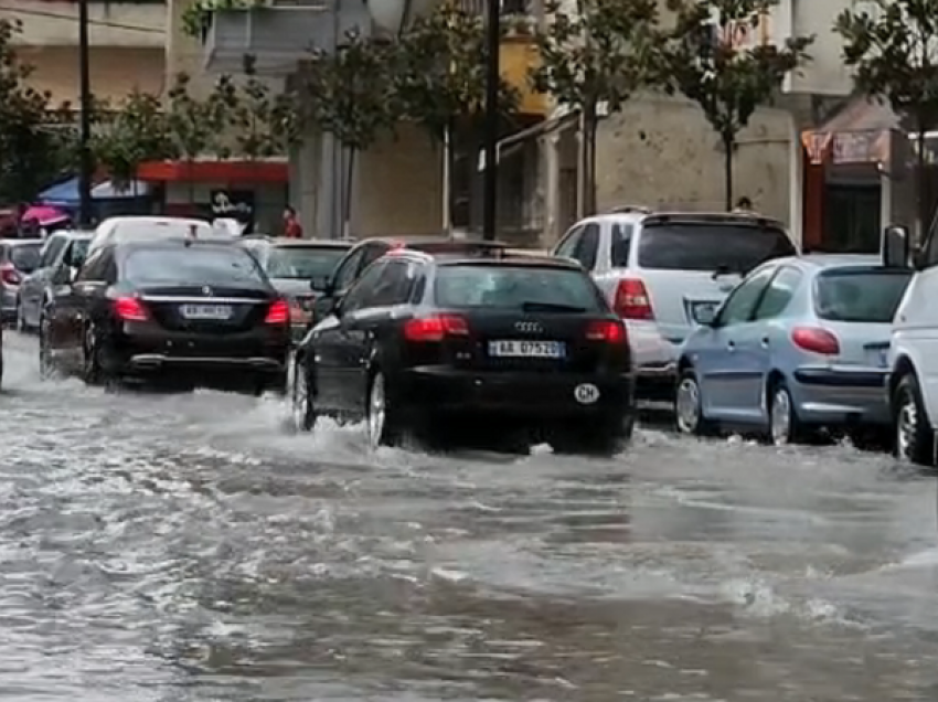 Moti i keq në Fier, rrugët e bllokuara shkaktojnë probleme në lëvizjen e automjeteve dhe qytetarëve