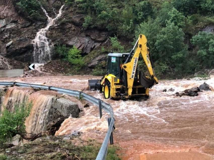 Shqipëria “paralizohet” nga moti i keq! Dëmtohet linja e tensionit të mesëm në Fierzë, pezullohet lundrimi në Vlorë