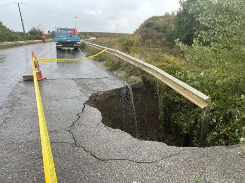 ​Vërshimet shkaktojnë rrëshqitje gurësh në disa rrugë, ftohet për kujdes në trafik