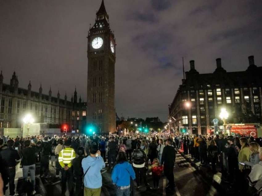 Londra mban një minutë heshtje në prag të funeralit të Mbretëreshës Elizabeth II