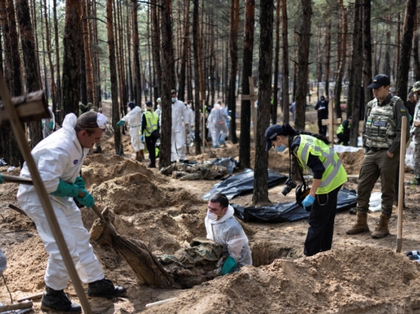 Nxirren 146 trupa nga një varr masiv në Izium