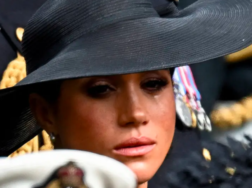 Fotot e Meghan Markle që shpërtheu në lot gjatë funeralit të Mbretëreshës po bëjnë xhiron e rrjetit!