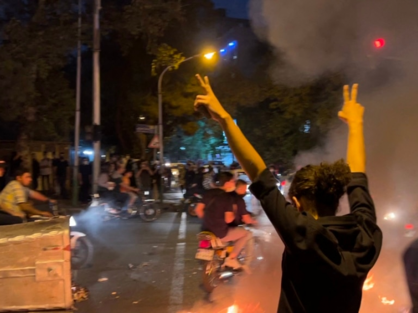 Protestues dhe policë të vrarë në protestat në Iran