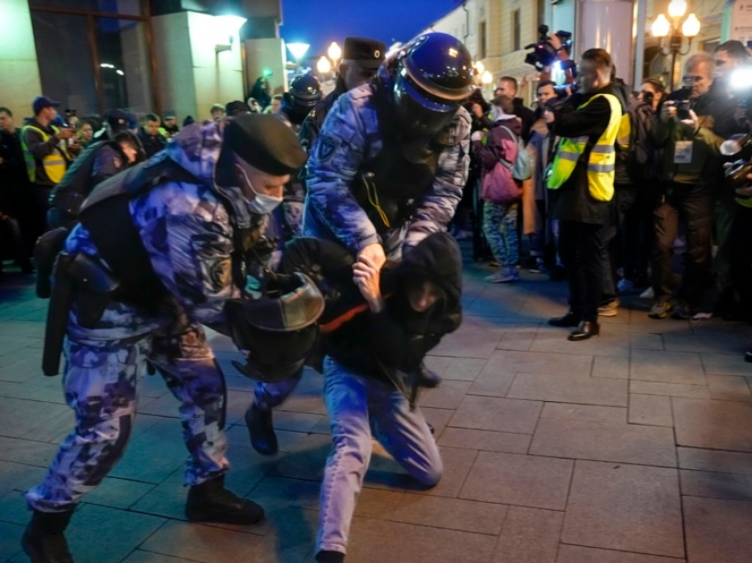 Mbi 1.000 rusë të arrestuar në protestat kundër mobilizimit