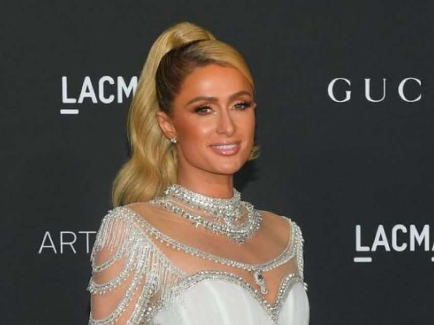 “Jam e dëshpëruar”/ I humbur prej disa ditësh, Paris Hilton ofron shpërblim të madh për personin që gjen qenushin e saj