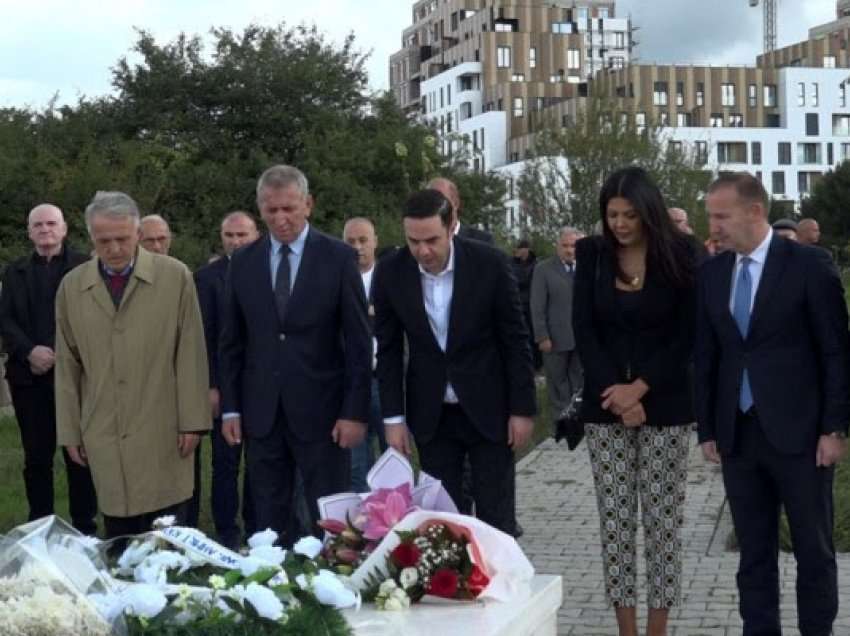 ​Abdixhiku bëri homazhe te varri i Ahmet Krasniqit, kërkoi drejtësi për vrasjen e tij