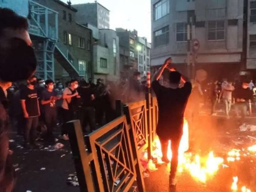 Trazira mes protestueve dhe policëve në Iran