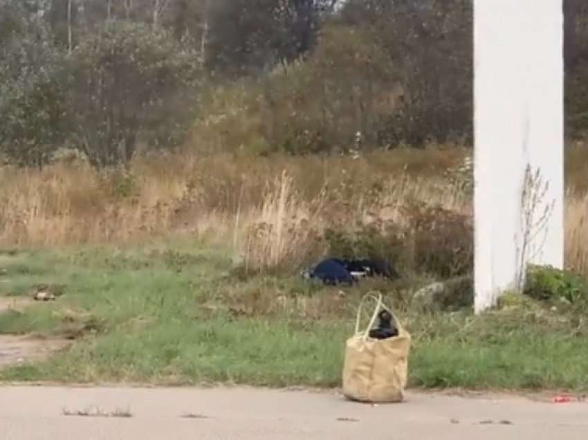 Pamje/ Rusët gjejnë “shpëtim” tek alkooli, burrin e zë gjumi në mes të rrugës para se të shkojë në luftë