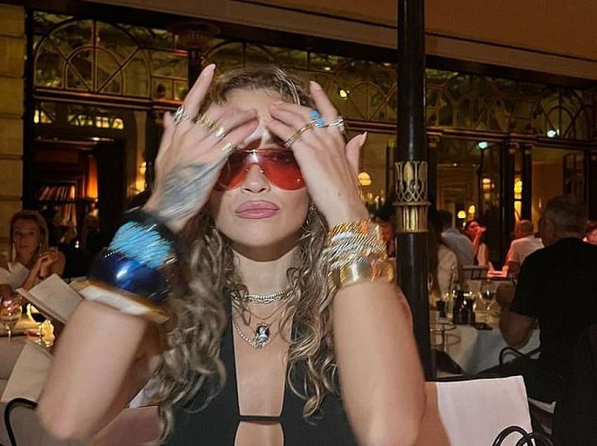 Rita Ora tregon fizikun e saj të shkëlqyer në veshje sportive në ngjyrë të kaltër