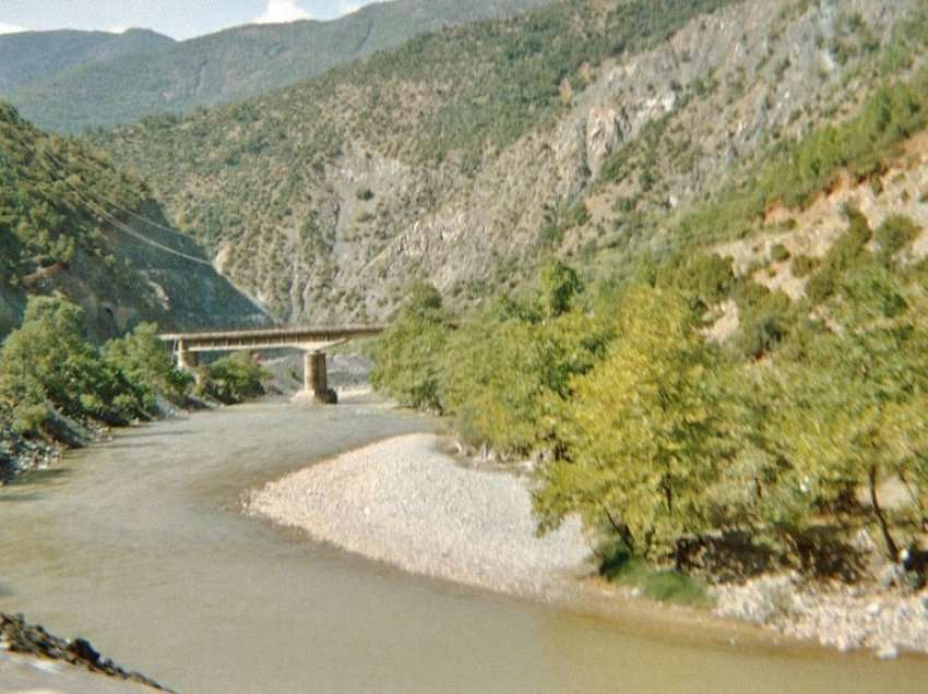 Ishte larguar nga banesa një ditë më parë, gjendet i mbytur 69-vjeçari në lumin Shkumbin