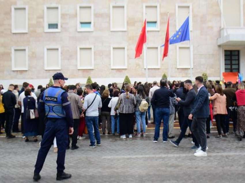 Tiranë: Protesta për mbylljen e kolegjit turk nga qeveria