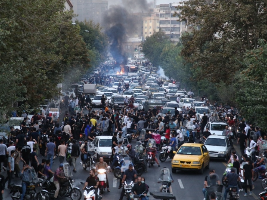 Forcat e sigurisë në Iran zotohen ta përdorin “gjithë fuqinë” ndaj protestuesve