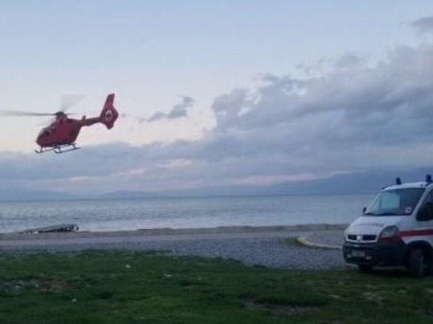 Përplasja e furgonit me dy mjete në Pogradec, njëri prej të plagosurve dërgohet me helikopter drejt Tiranës