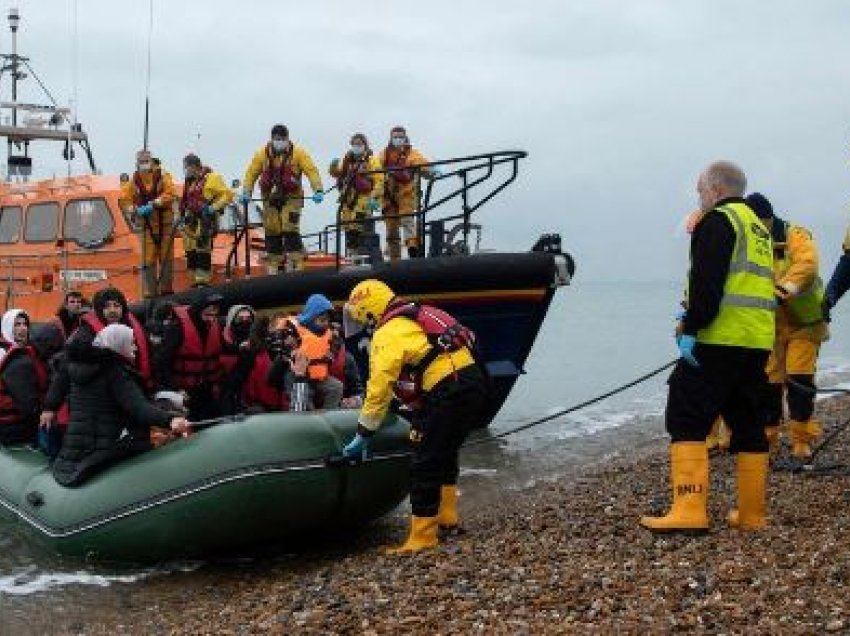 Pse të rinjtë shqiptarë ikin në Britaninë e Madhe? Punonjës bamirësie nga Anglia vijnë në Tiranë!