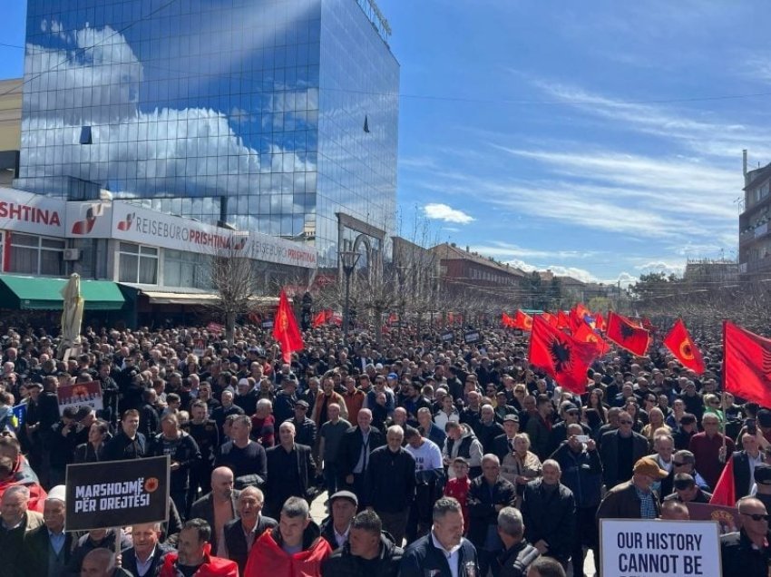 UÇK çon në këmbë Kosovën – qytetarët mbushin sheshet e kryeqytetit