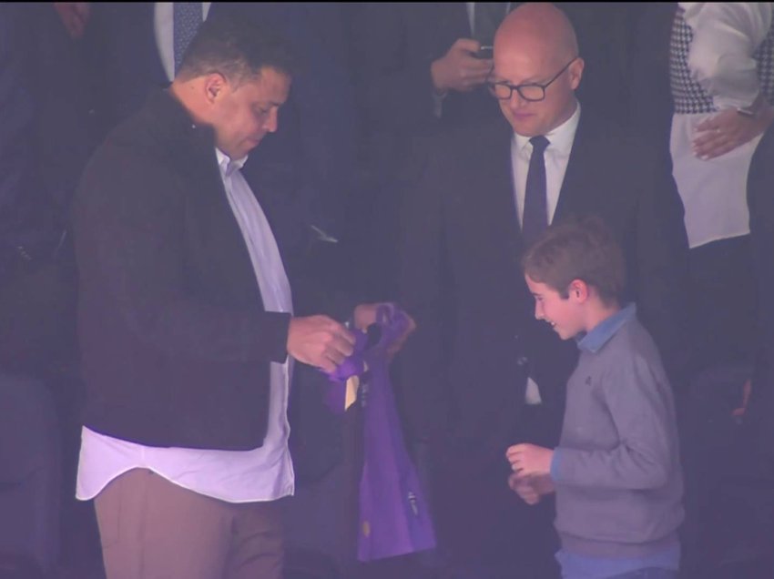 Ronaldo rikthehet në Madrid dhe firmos autografe