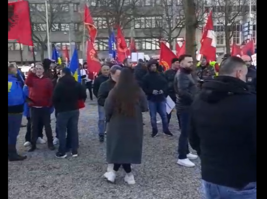 Mblidhen protestuesit para Gjykatës Speciale ku do të filloj gjykimi i ish-krerëve të UÇK-së në Hagë