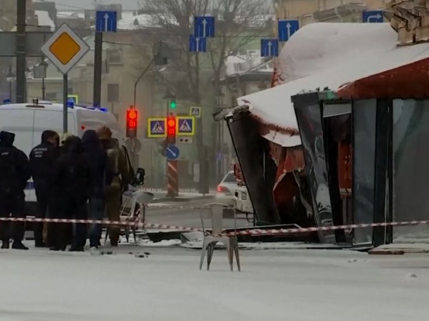 Vendosen lule në kafenenë ku vdiq blogeri rus