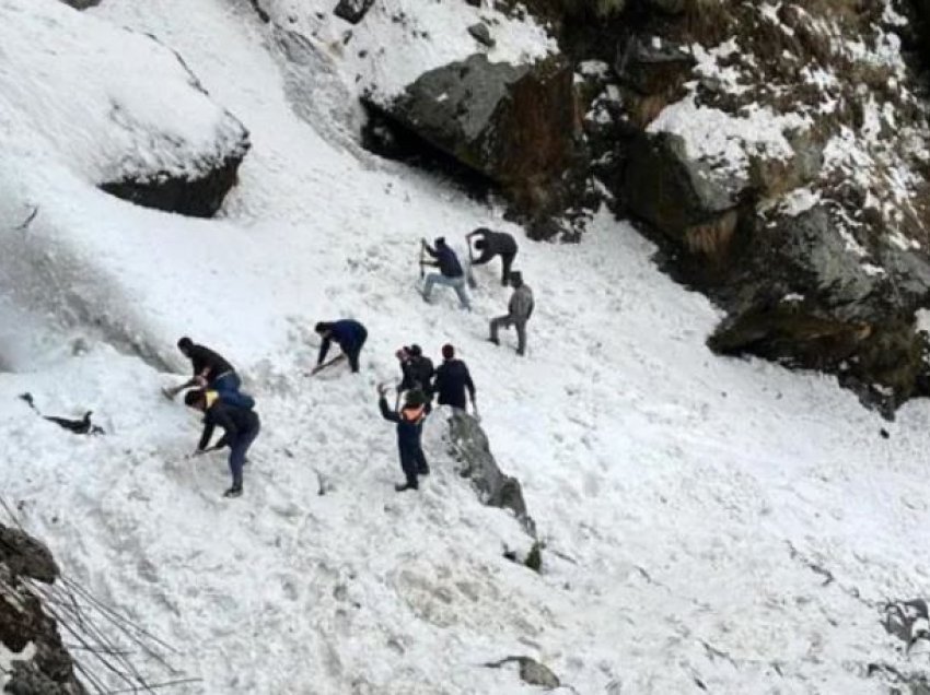 Shtatë të vrarë dhe shumë tjerë të bllokuar nga një ortek bore në Indi