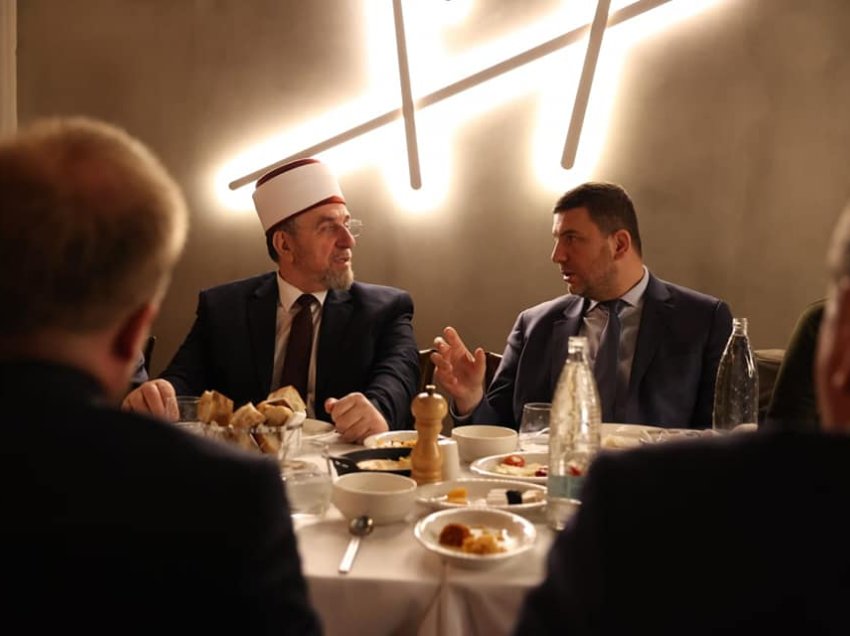 Krasniqi shtron iftar për Myftiun Naim Tërrnava dhe bashkëpunëtorët e BIK