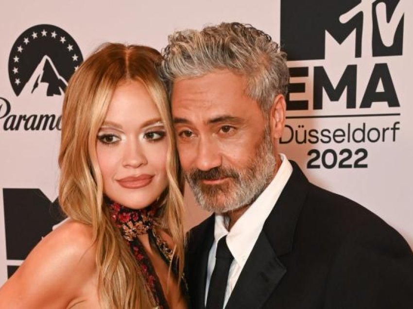 Rita Ora rrëfen si miqësia e saj 3-vjeçare me Taika Waititi u kthye në dashuri