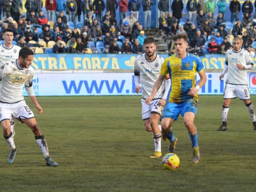 Sulmuesi shqiptar vulos praninë e skuadrës në play-off për Serie B