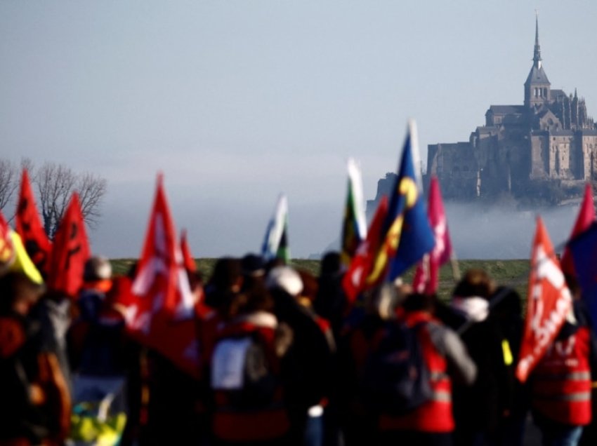 Protestuesit në Francë bllokojnë hyrjen e monumentit historik