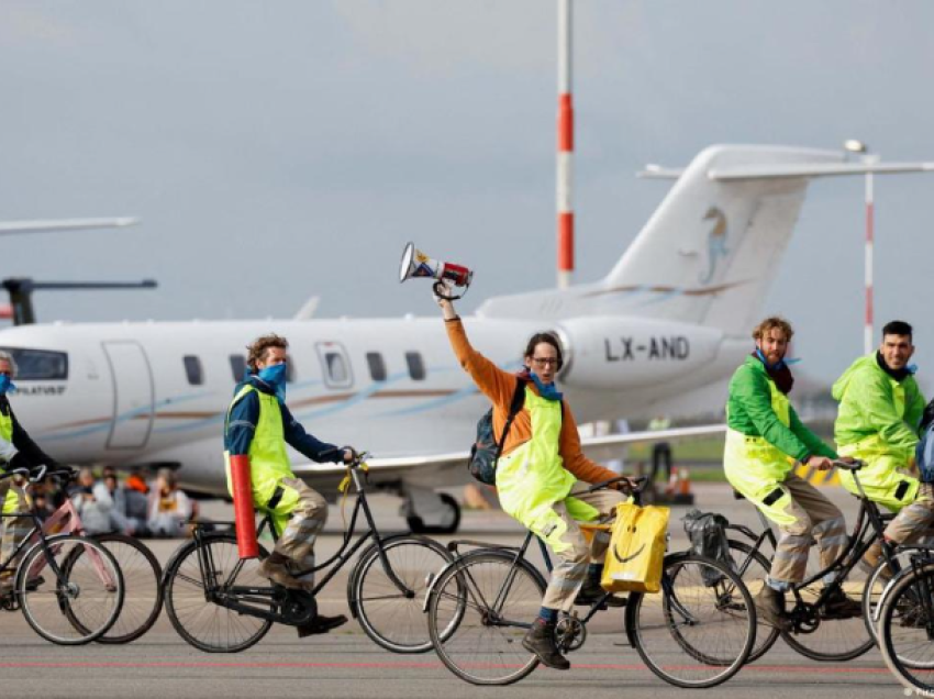 Amsterdami ndalon avionët privatë dhe fluturimet e natës