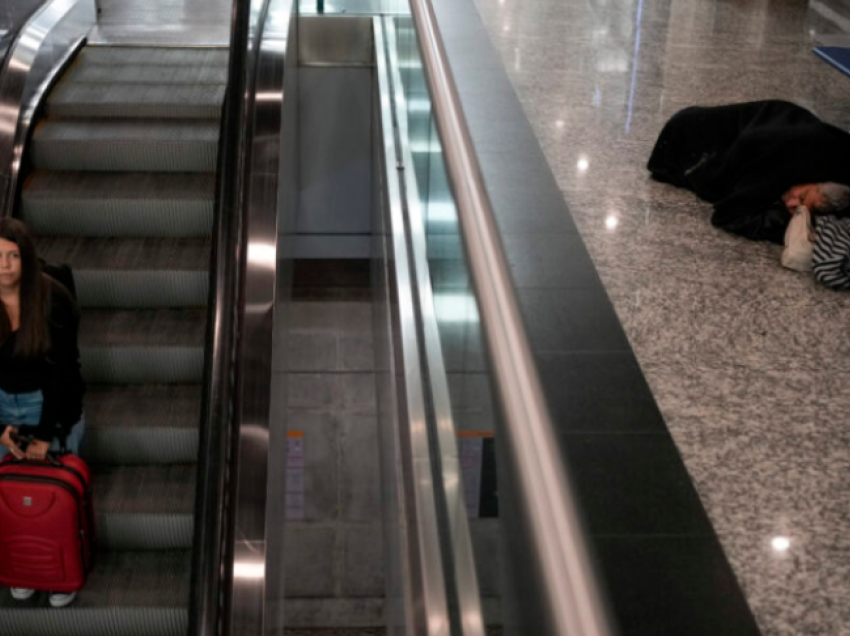 Dhjetëra të pastrehë në aeroportin e Buenos Aires për shkak të varfërisë