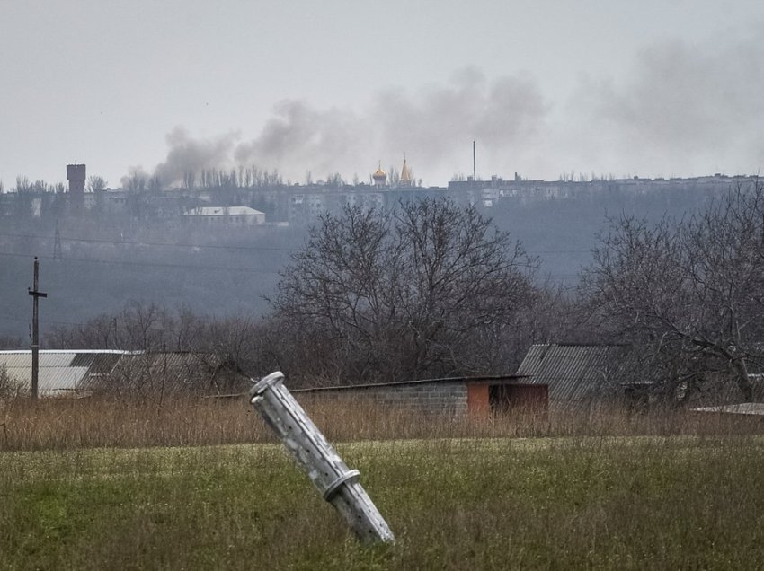 Pamjet/ Mbetjet e predhave të raketës jashtë qytetit të bombarduar