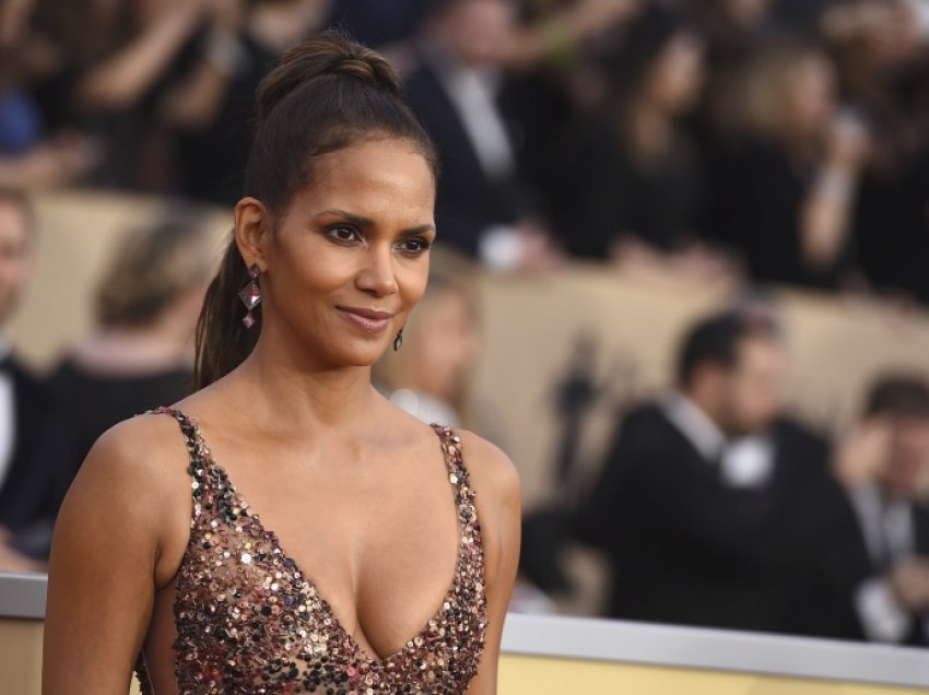 Halle Berry uron një të dielë të bukur me një foto duke pirë verë në ballkon… lakuriq