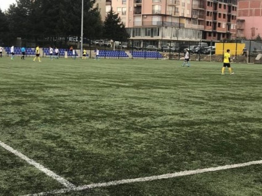 Rikthehet dhuna në futbollin e Kosovës, futbollisti e grushtoi gjyqtarin dhe u arrestua nga Policia