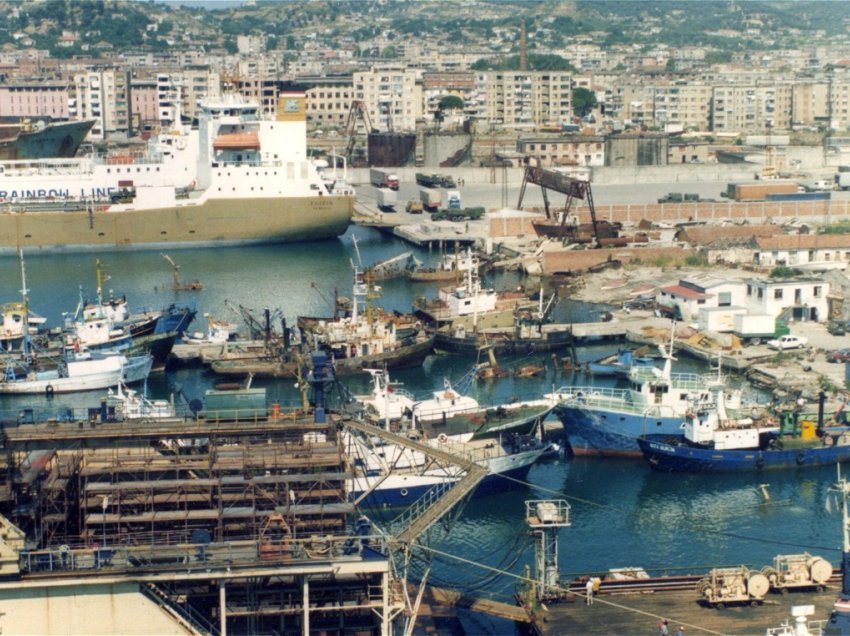 Gjenden 8 armë zjarri në një furgon në Portin e Durrësit, shoqërohet shoferi