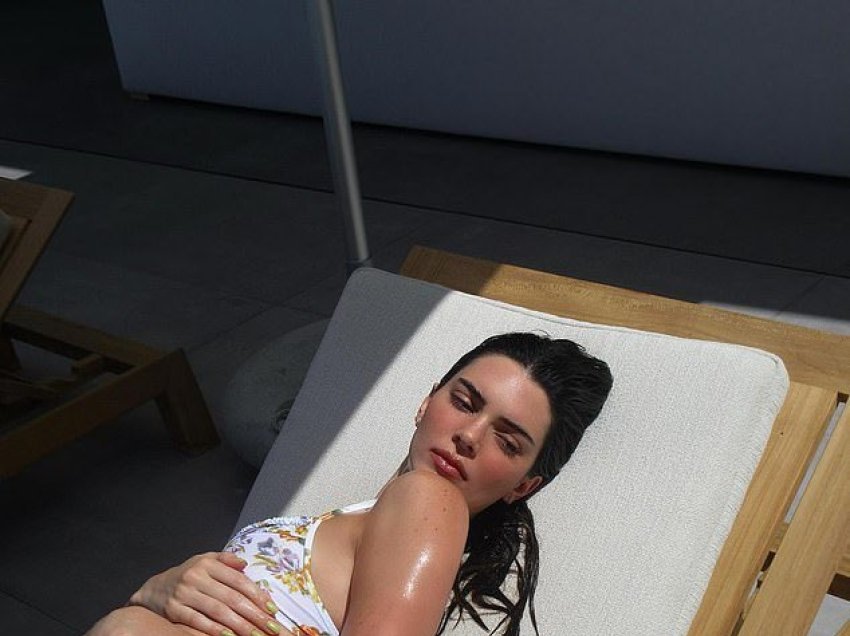 Me bikini me tanga, Kendall Jenner “çmend” fansat