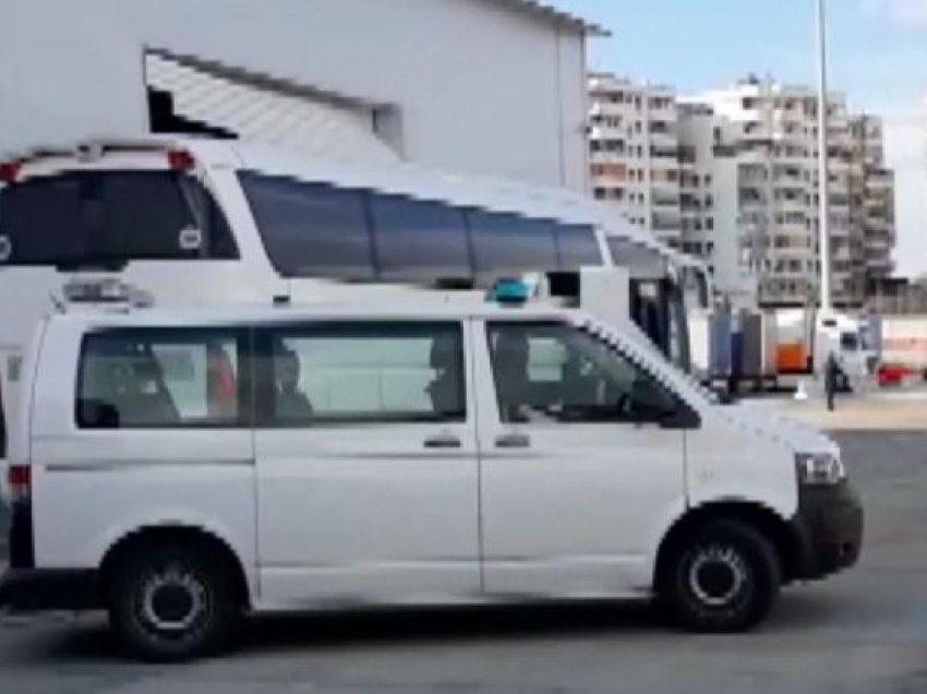 Armët e kapura në portin e Durrësit/ Të fshehura brenda një tavolinë që do të transportohej drejt Anglisë