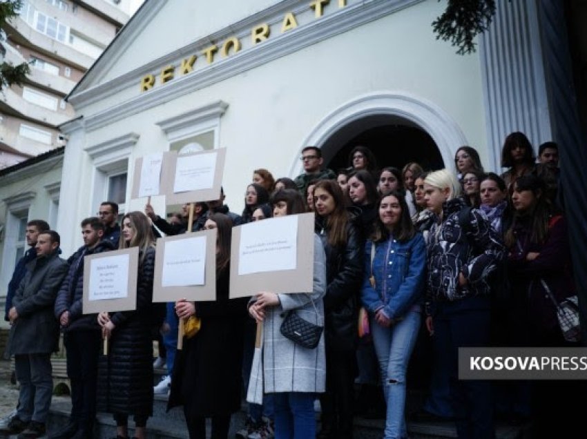 ​Përmes marshit, kërkohet shkarkimi i profesorit Bekim Bejta