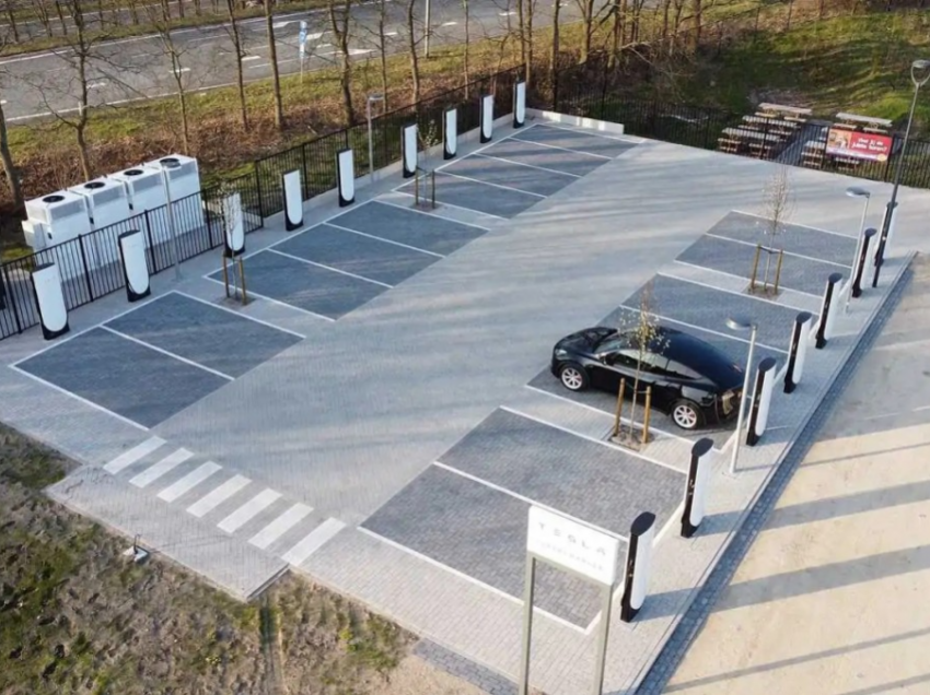 Tesla e hap stacionin e parë të karikuesve V4 Supercharger për veturat e markave tjera