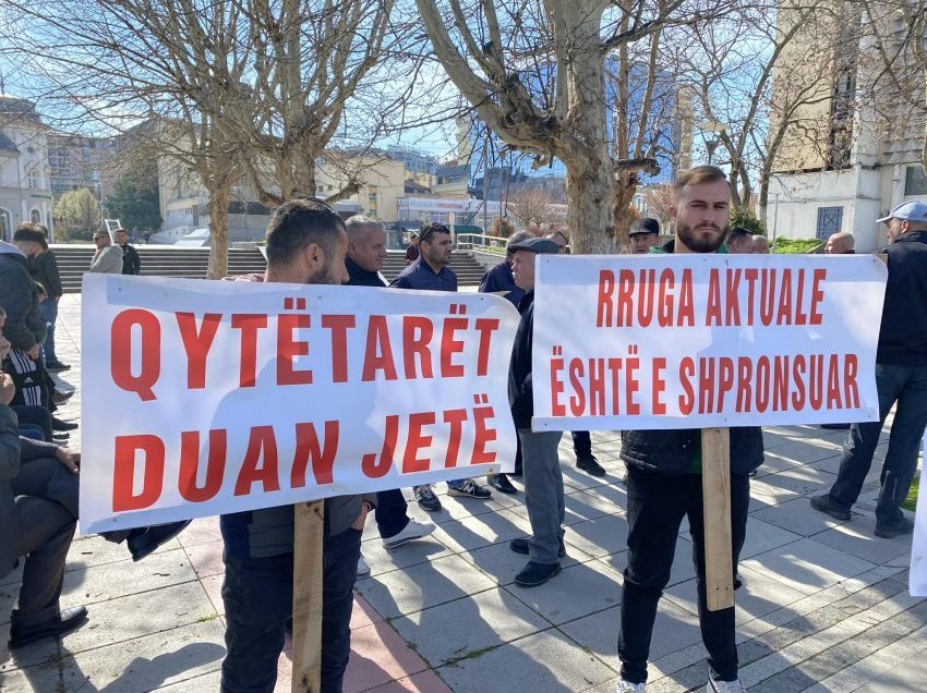 Protestë para Qeverisë – qytetarë nga Malisheva e Klina kundër devijimit të autostradës 