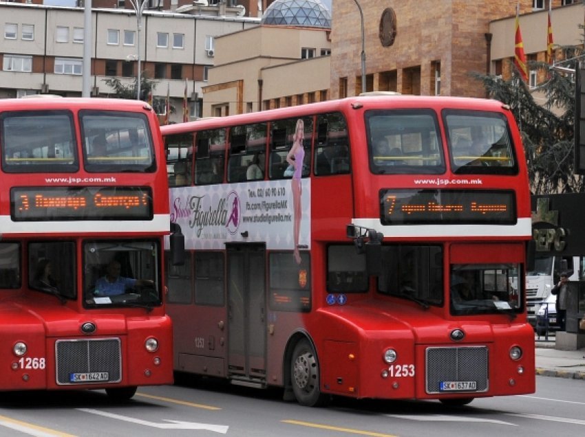 Nxënësit e shkollave të mesme u bëjnë thirrje deputetëve të Kuvendit të miratojnë ndryshimet për transport publik falas