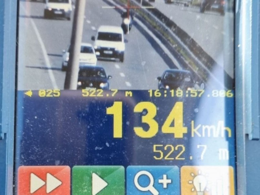 Voziti 130 km/h në zonën e shpejtësisë 80 në Mitrovicë, dënohet me 300 euro gjobë, tre pikë negative dhe tre muaj ndalim i vozitjes