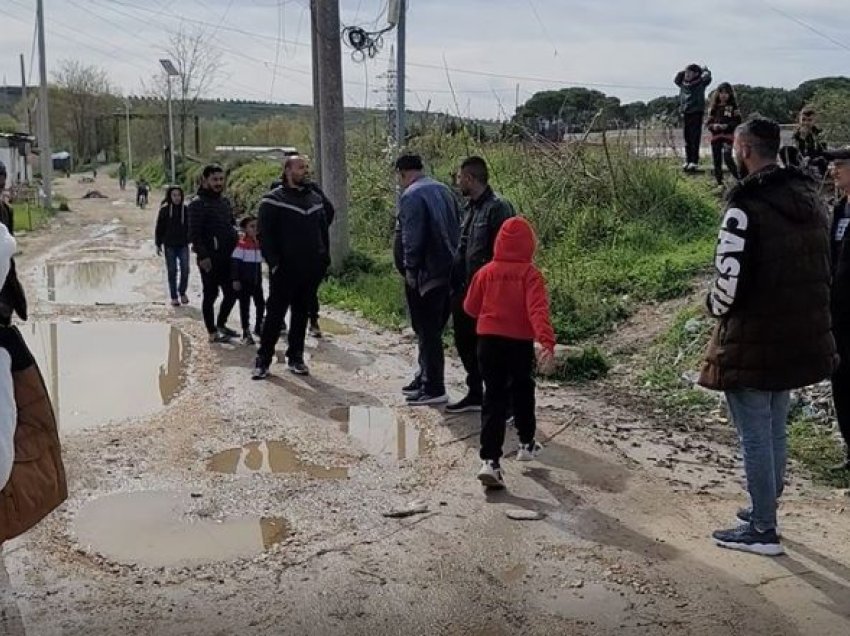 Romët në protestë për rrugët në Fier/ Dhjetëra banorë thonë se janë harruar nga bashkia