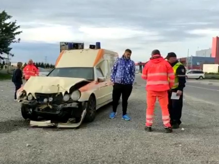 Ambulanca përplaset me makinën një “Kryqëzimin e Tales”, një i plagosur