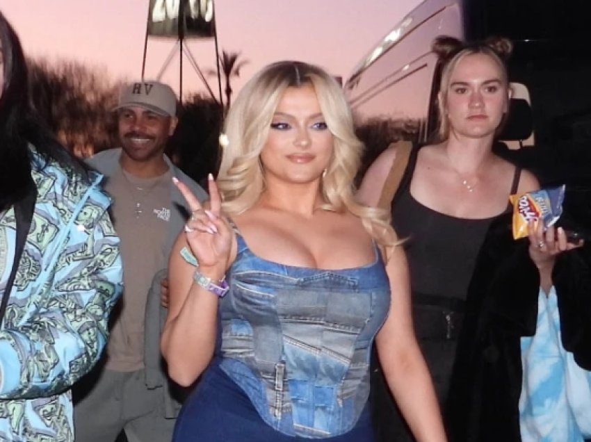 Bebe Rexha tregon linjat e kolme të trupit në një paraqitje me xhinse në festivalin “Coachella 2023”