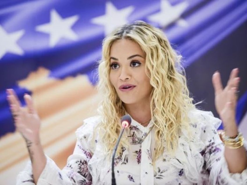 Rita Ora dëshiron që t’ua kujtojë njerëzve se ajo shkoi në Mbretërinë e Bashkuar si refugjate 