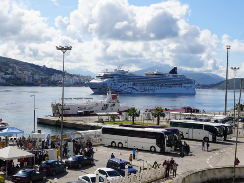 59% më shumë vizitorë se një vit më parë, mbërrin në Sarandë trageti me 2,200 turistë